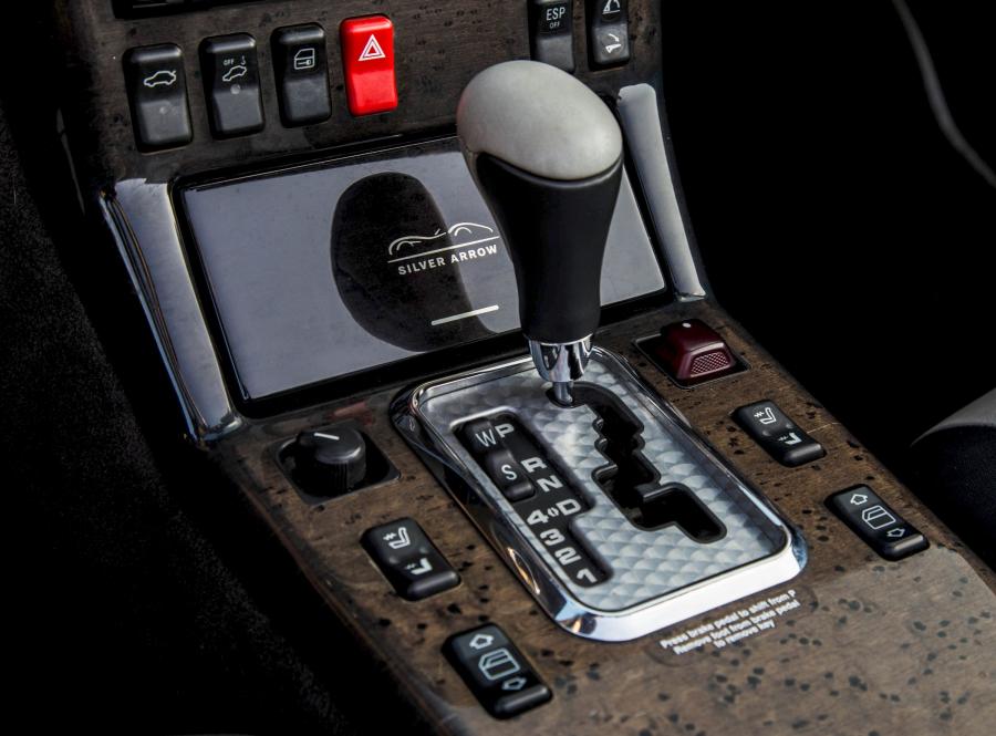 Детали интерьера Mercedes-Benz SL500 Silver Arrow (R129) 2001 года  (US) (фото 2 из 19)